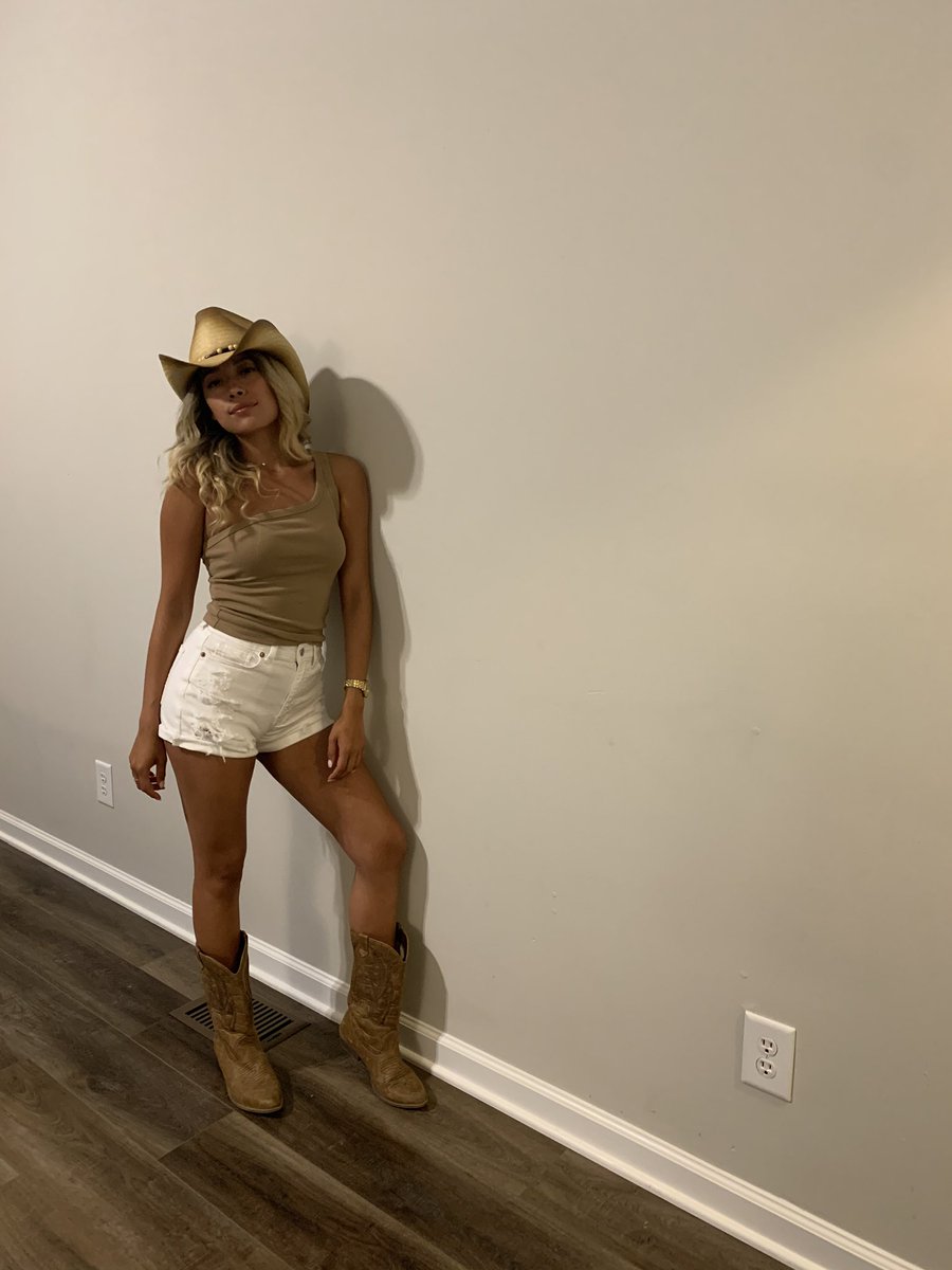 bbbrynicole's tweet photo. Ima southern belle, crazier than hell - @MileyCyrus 
#nashville 
#imgoingoutwithmybootson
#filtervsnofilter https://t.co/G8t3VjZEeG