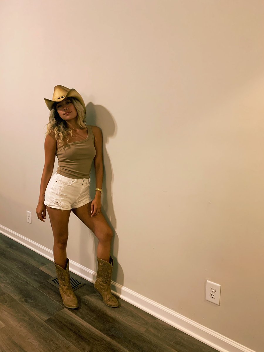 bbbrynicole's tweet photo. Ima southern belle, crazier than hell - @MileyCyrus 
#nashville 
#imgoingoutwithmybootson
#filtervsnofilter https://t.co/G8t3VjZEeG