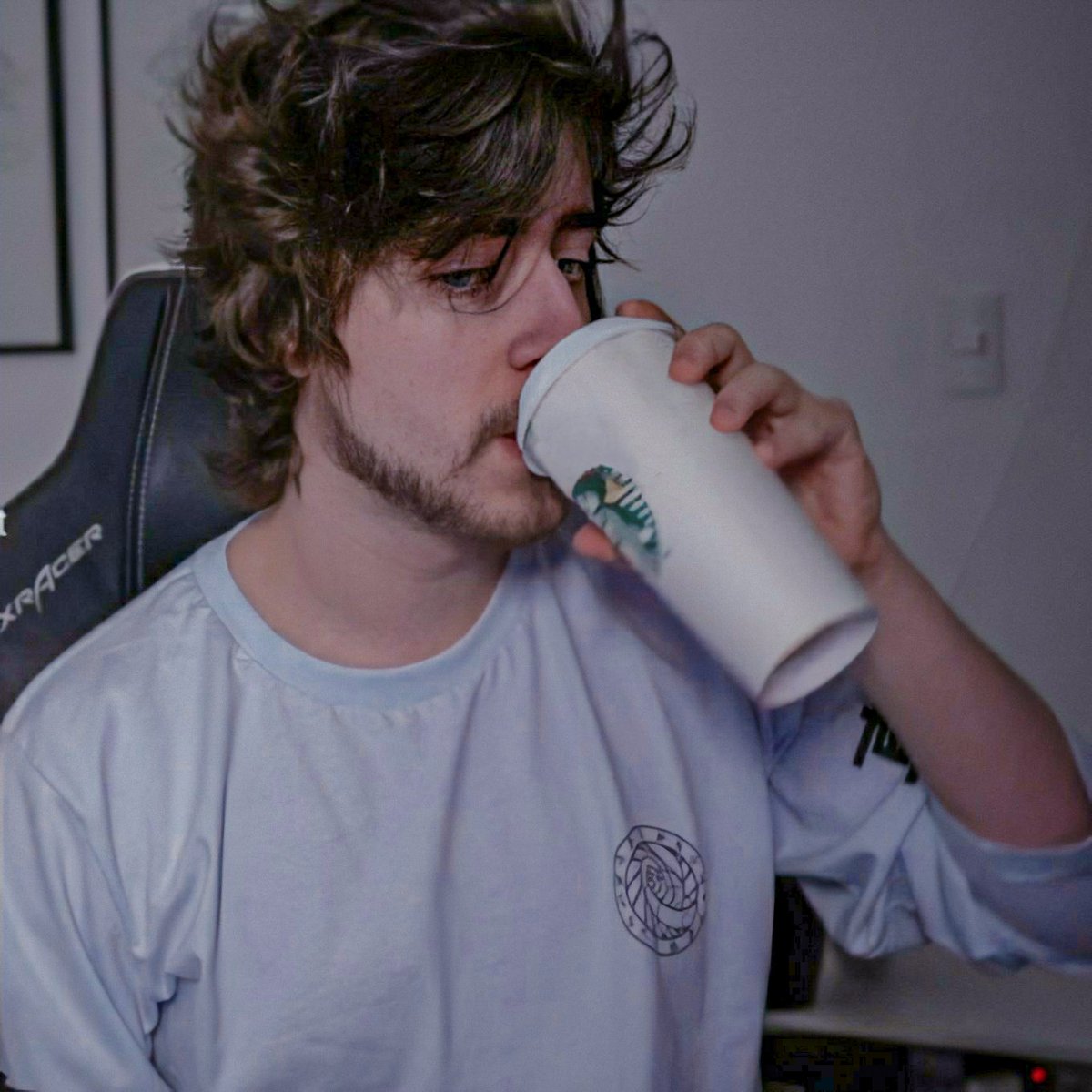 noronhesa's tweet photo. desenho do @cellbit bebendo café☕ https://t.co/8acFdUYTvO