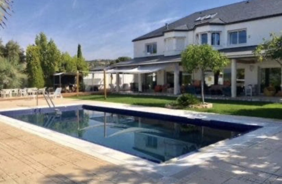 WillyTolerdoo's tweet photo. No tiene mala pinta la nueva vivienda humilde familiar con jardín de Iglesias. Hay que reconocer que el VicePandemias tiene buen gusto con las casas. 

Sus votantes pueden imprimir la foto y darle besitos. https://t.co/gPGWLrGi2k
