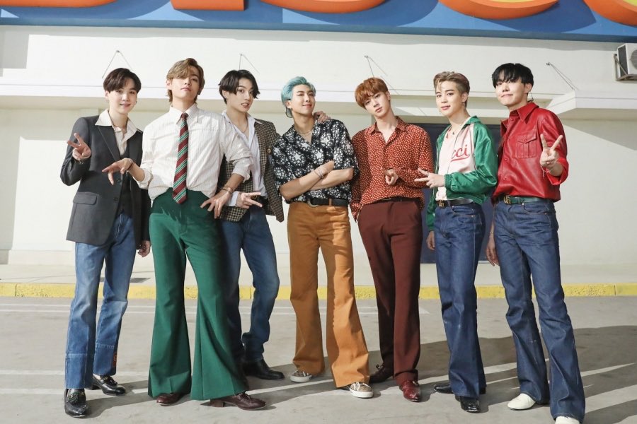 Charlotte_OT7's tweet photo. Let’s celebrate w some OT7!! #BTS AND #BTSARMY WON!!!
Best foreign song: ON
Best fandom
#SWEARMY we did it!!!
Congratulations @BTS_twt #BTS1stSweWins
@ArmyBase_Sweden @LoveRockbjornen #BTS_Dynamite101M https://t.co/FIyXaDvJUN