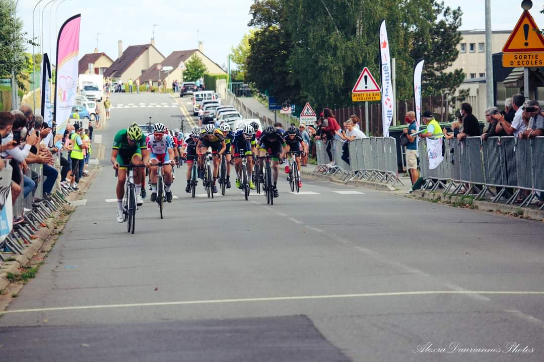 Svlbcycliste's tweet photo. Antonin Dauriannes termine 1️⃣8️⃣ème du Tour du Domfrontais (61) 💛💚 réglant son groupe de contre 👍
📸 Alexia Dauriannes Photos
#SVLBC #JoieetBonneHumeur https://t.co/tFkZyBR1Cb