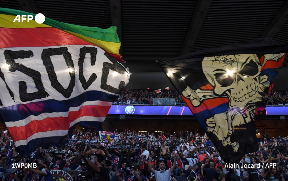 afpfr's tweet photo. #Instantanés 📸
Les supporters du @PSG_inside, qui affronte le @FCBayern en #UCLFinal ce soir, encouragent leur équipe depuis le Parc des Princes 
#AFP #PSGFCB https://t.co/hq8fNV8Jdq