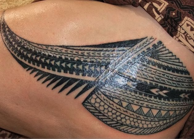 Reason I’m focusing on these “tribal tattoos” specifically is cuz they’re inspired by Polynesian tatau which tend to have intricate patterns and symbols that represent the person. Although they might have “pictures” w/in the tatau, the entire tatau doesn’t “shape into” something