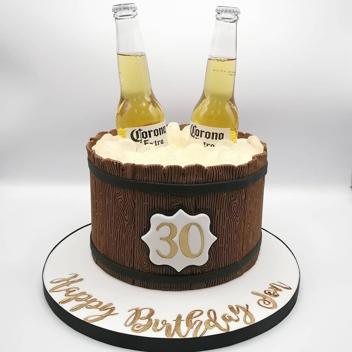 FancierCakes's tweet photo. Wood effect beer bucket birthday cake
#birthdaycake #handmodelled #beerbucket #beerbucketcake #handmodelling #beercake #coronacake https://t.co/cMFArSLOO8