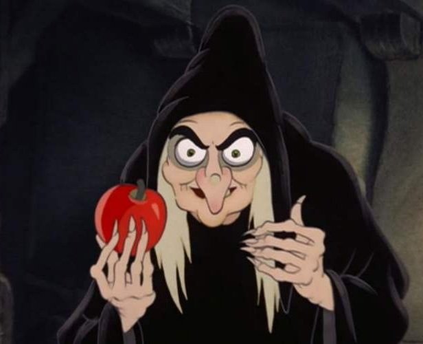 MammyMeerkat's tweet photo. "This is no ordinary apple ... it's a magic wishing apple" 🍎🧙‍♀️ 

#evilqueensnooks #snowwhite #poisonapple #disney #meerkat #newrole #wickedwitch #takeabite https://t.co/RSKlNgKD3B