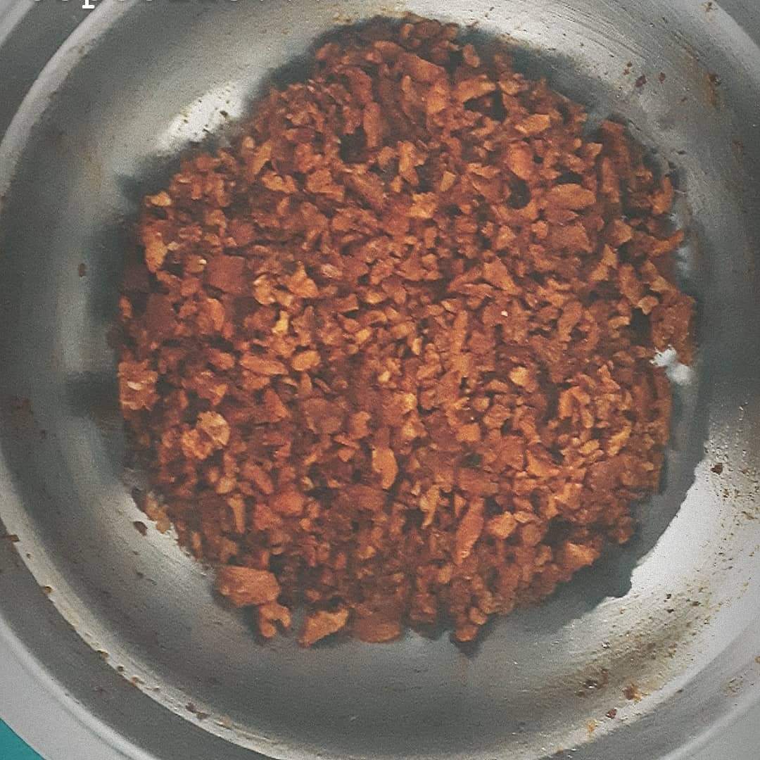 Y aquí está mi versión de sobrassada vegana mallorquina (cocineros, os podéis poner como querías, que la RAE me da la razón)
Utilizo soja texturizada para esta receta ya que el resultado me parece mucho mejor que la de almendra y tomate seco. 
Tradición sin sufrimiento.