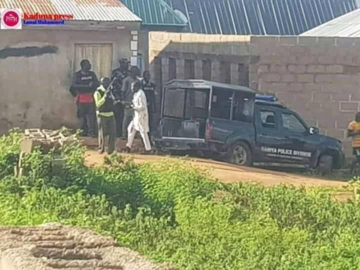 Muhdteejay1's tweet photo. Reports reaching us confirmed that  @elrufai, fresh from the pains of being de-invited to the annual conference of the NBA &amp; the support of that by the Islamic Movement, has sent a combined forces of armed men...
#AshuraInNigeria https://t.co/rWIF4N0MFc