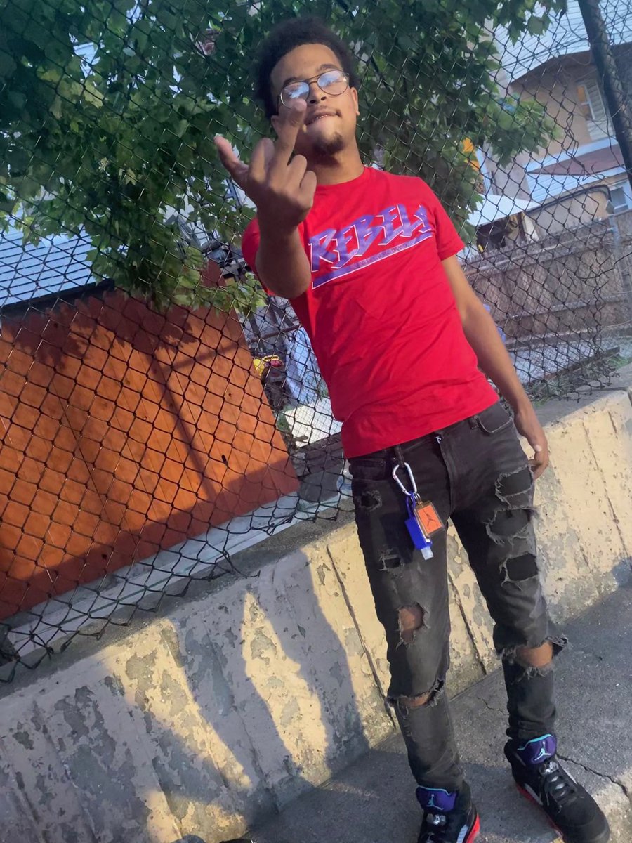 lormark_'s tweet photo. Aint worried bout these bitches I’m steady chasing paper 💰 doing what I want screaming fuck a hater ! #FreeTheL https://t.co/gp41S6ujX4
