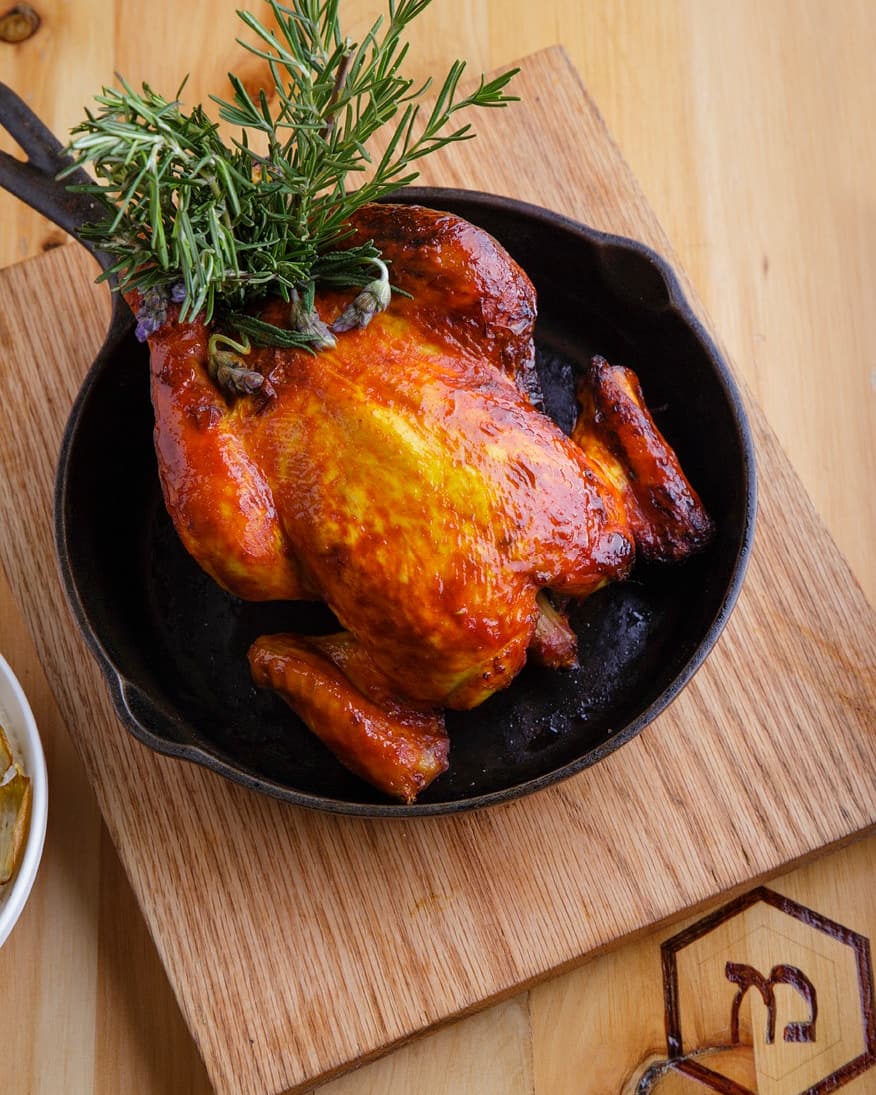 Pollo entero a las brasas marinado con harissa, salsa picante característica de la cocina en Medio Oriente y acompañado de hojas fritas de alcachofa y labneh.⁣
⁣
Reserva u ordena para llevar al 📲 55-5086-8065 ⁣
⁣
#EstamosDeRegreso ⁣
#MerkaváMx ⁣
#ColoniaCondesa ⁣