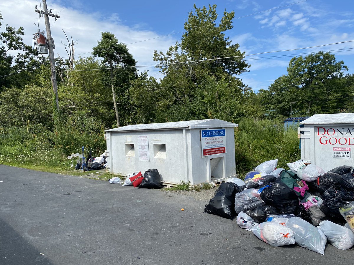 ConnellMcGill's tweet photo. Shocking to see how @SalvationArmyUS is managing donations in Pocono, PA. Add another bin, or add a shift, but be proactive if you want donations. https://t.co/yJsV4BHrm6