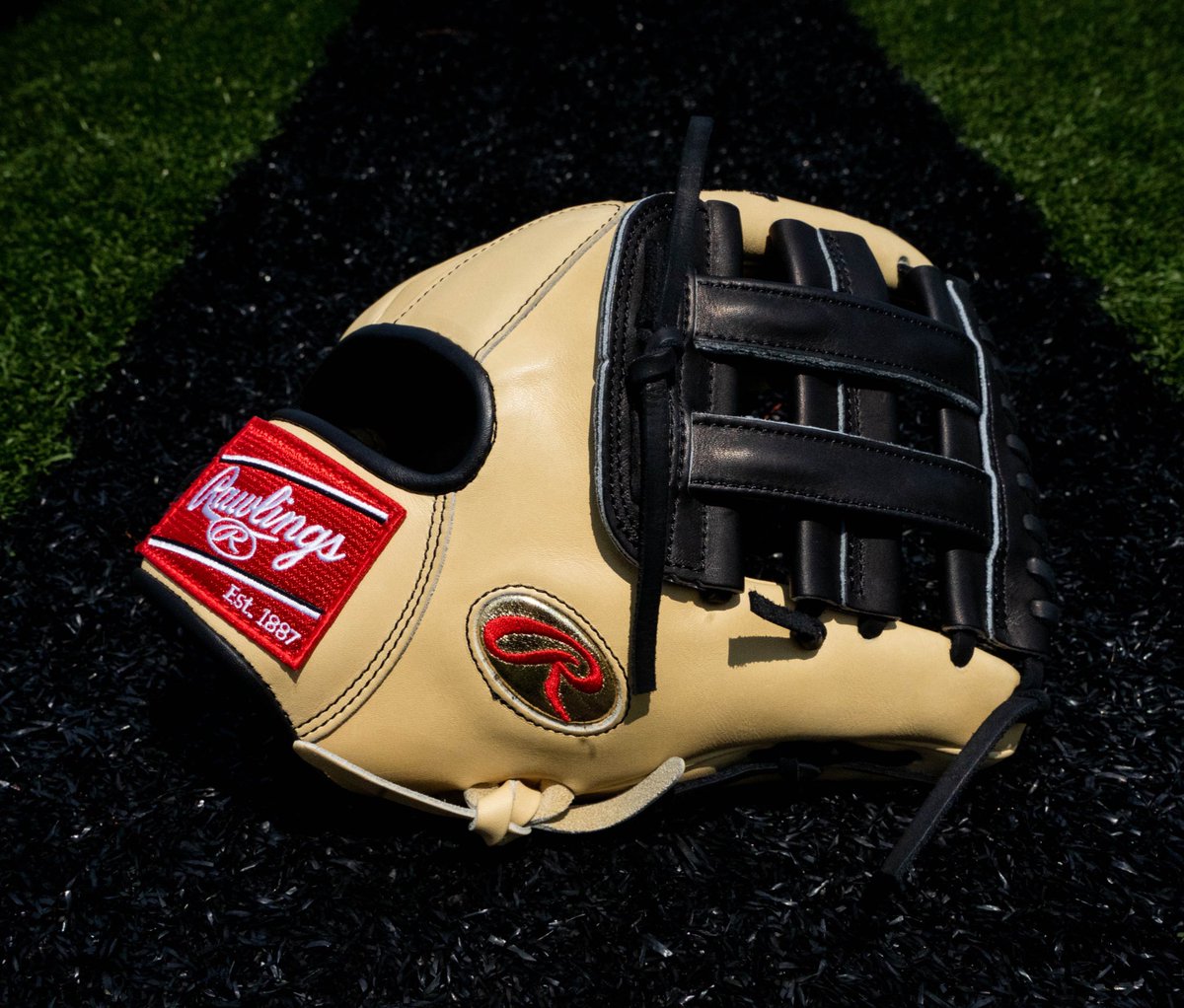 Rawlings Baseball on X: Simple but beautiful is the best way to describe Brandon  Crawford's Gameday 57 Series glove. Order yours today on   #TeamRawlings  / X
