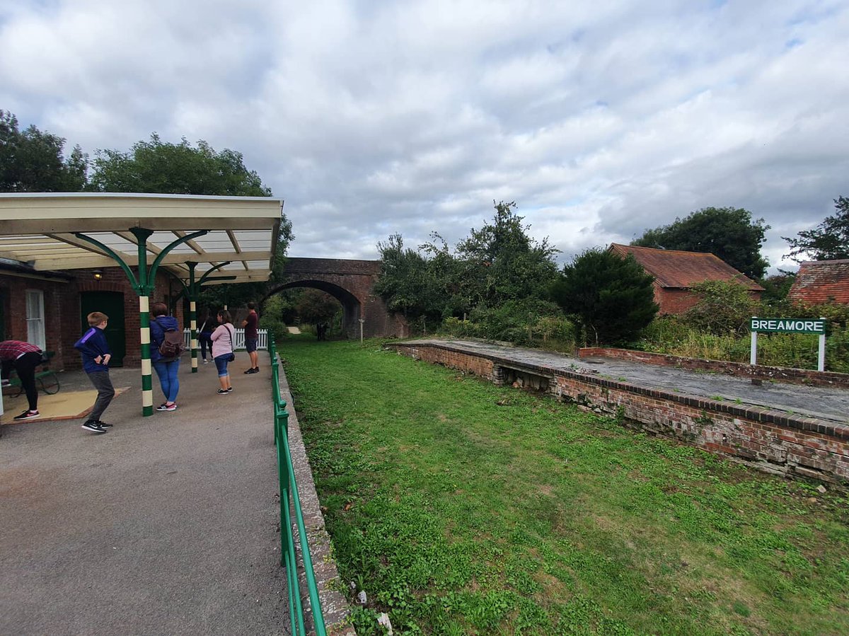 SimonWardPhoto's tweet photo. Afternoon trip to the Maize Maze and sunflower picking. 

A pint in The Horse &amp; Groom, Woodgreen followed by an impromptu visit to the old Breamore railway station and a 2 mile walk on the old railway line.

(The lengths it takes to get a group shot from the other platform! 👇 https://t.co/e2SsxZVzGL