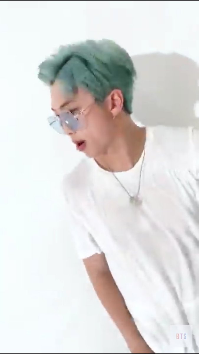 taesevrythng's tweet photo. Can my connection be better??? Cuz the quality I hate it here😭😭 anyways joonie why you so cute I'm being soft uwuuu such a tease💜
#DynamiteRM 
#DynamiteTo150M 
@BTS_twt https://t.co/t2hO8gV4wD