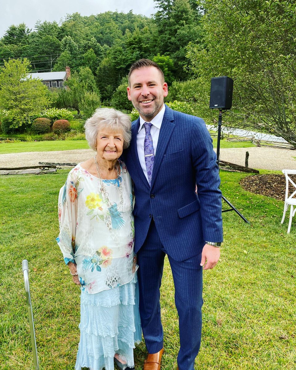ILL_Texan's tweet photo. She’s 97 and still jet settin’! ✈️
Shoutout to Grandma McCumber. Flew to North Carolina by herself. No sweat. She’s pretty special.
#NothingCanStopHer #ShesAllTheWayUp #NorthCarolina #HalfMileFarm https://t.co/x1vdaNcnk4