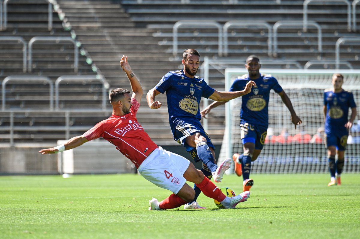 SB29's tweet photo. #NOSB29 Retrouvez les photos du match entre Nîmes et Brest dans la cadre de la 1ère journée de @Ligue1UberEats ➡ https://t.co/ZjFETAzcmJ https://t.co/bXioJCv476