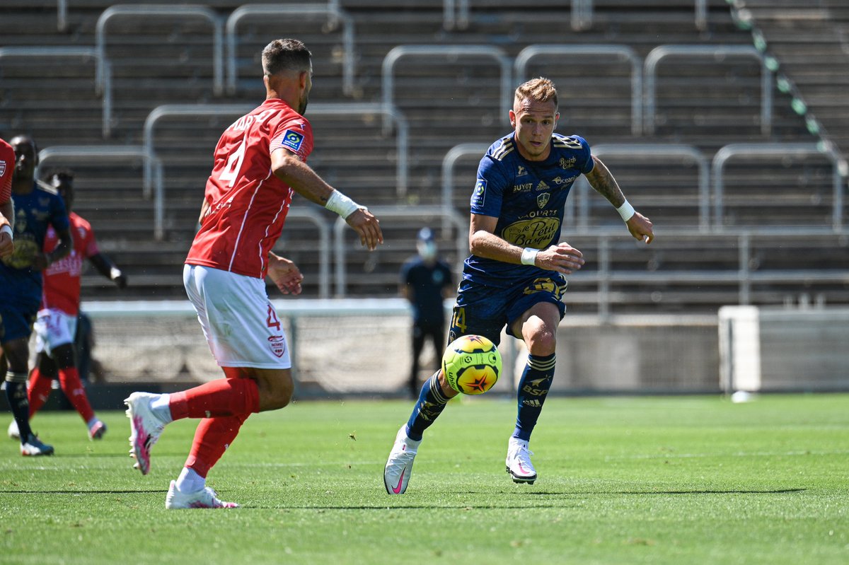 SB29's tweet photo. #NOSB29 Retrouvez les photos du match entre Nîmes et Brest dans la cadre de la 1ère journée de @Ligue1UberEats ➡ https://t.co/ZjFETAzcmJ https://t.co/bXioJCv476