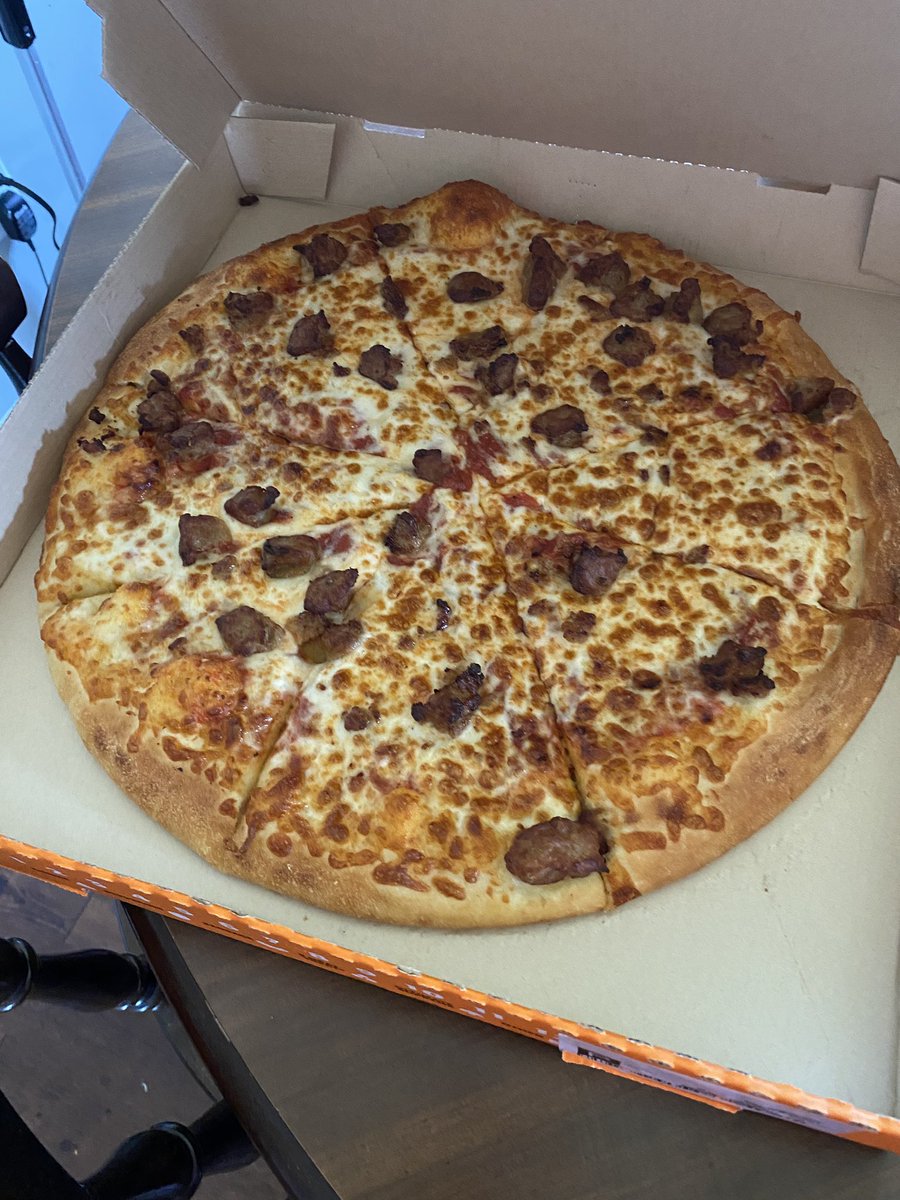 Reskryptonian's tweet photo. @littlecaesars this is an extra most bestest sausage pizza? The slice on the right has on tiny piece on the edge of the crust #whatsupwiththat #onebluescoop https://t.co/XlJopCDsgZ