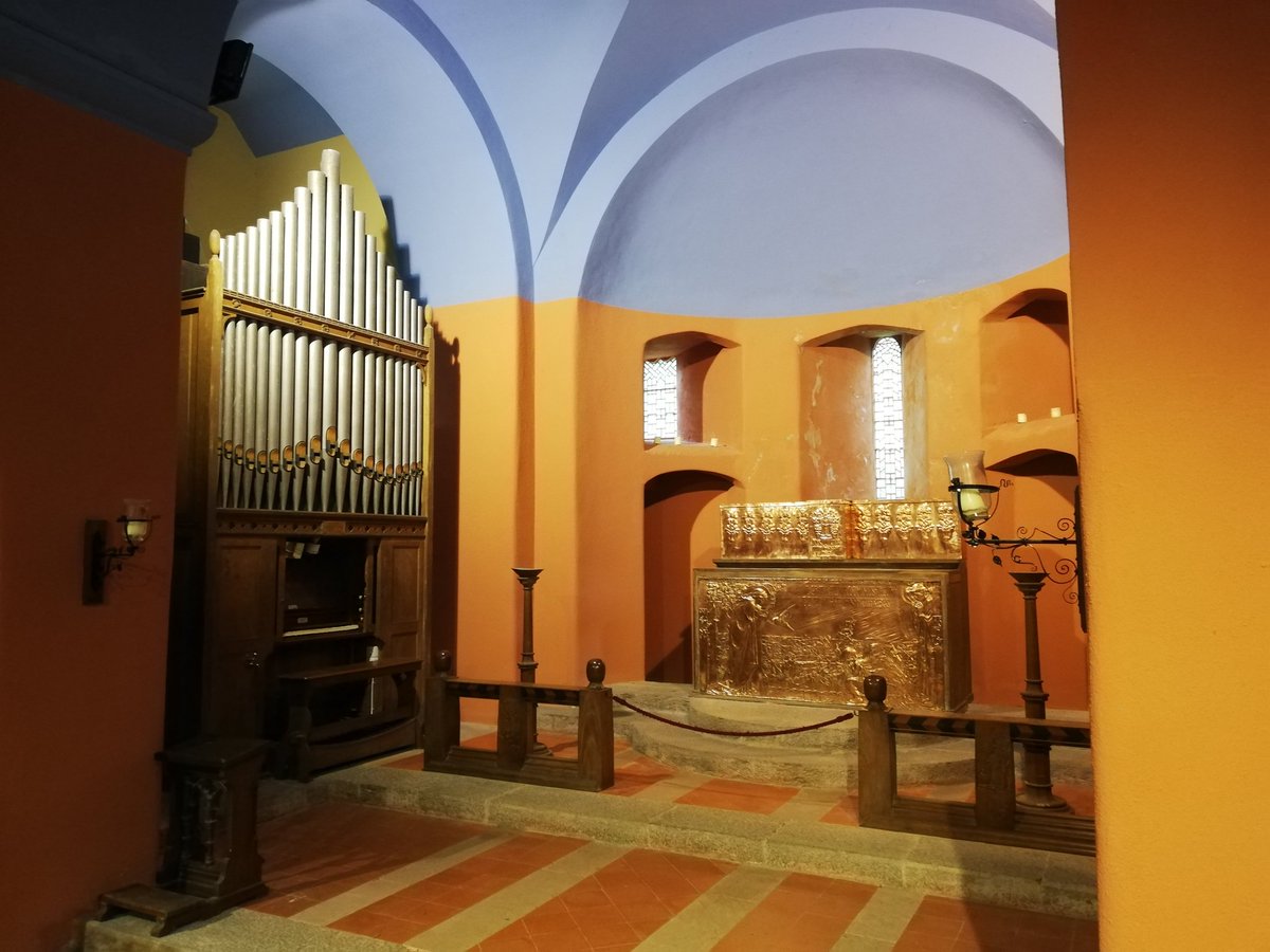 Went for a jaunt on a recent day off, and visited  @friendschurches St Mark's in Brithdir, nr Dolgellau. If you are anywhere near  @SueArcher6 you really should go, the colours and the light and the detail and the general churchiness make the whole place just GLOW.  @QuincyCLEoh10