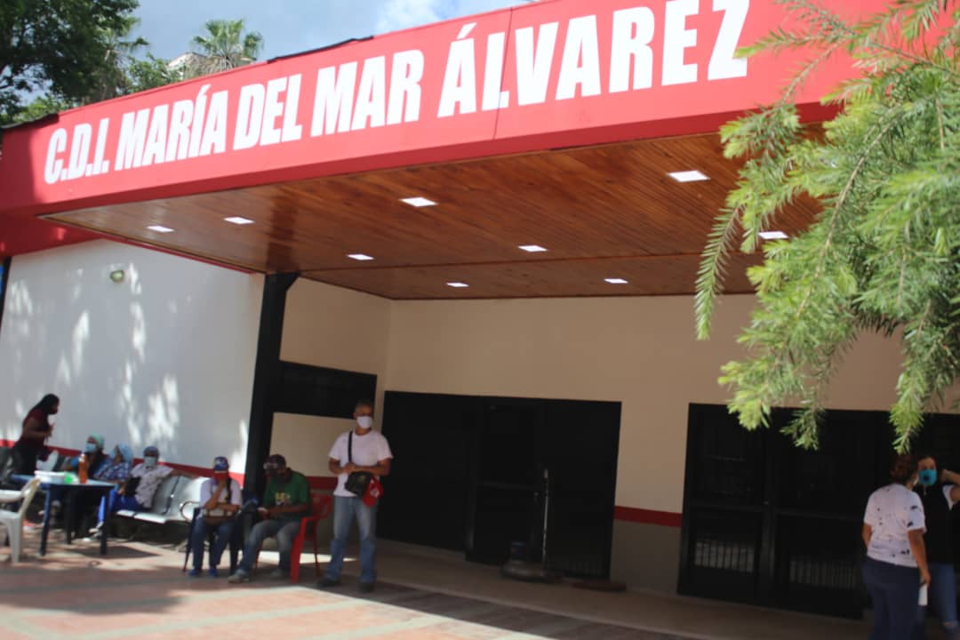 ErikaPSUV's tweet photo. Por último, supervisé la ampliación y equipamiento con 17 camas y 20 tomas de oxígeno para la atención a 19 pacientes con síntomas moderados por COVID-19, en el CDI María del Mar Álvarez de la parroquia San Juan. ¡Sigamos en la batalla por la vida! https://t.co/6IbWfwOrut