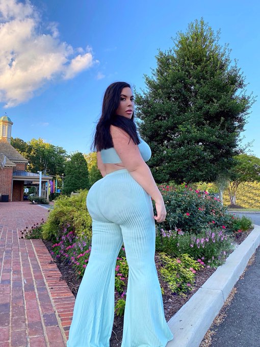 Guess whose birthday it is 🎁🎁🎂🎂 https://t.co/RI8MRj2hv2