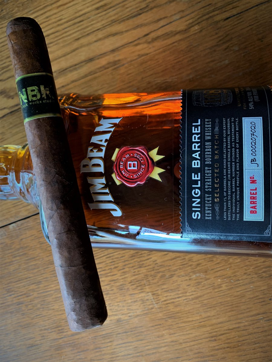 WhiskeyRogues's tweet photo. Jim Beam Single Barrel Bourbon and a Black Works Studio NBK
@JimBeam @beamsuntory @BLTC_Cigars
#blacklabeltradingcompany #jimbeam #singlebarrel https://t.co/CLtSWNWt4s