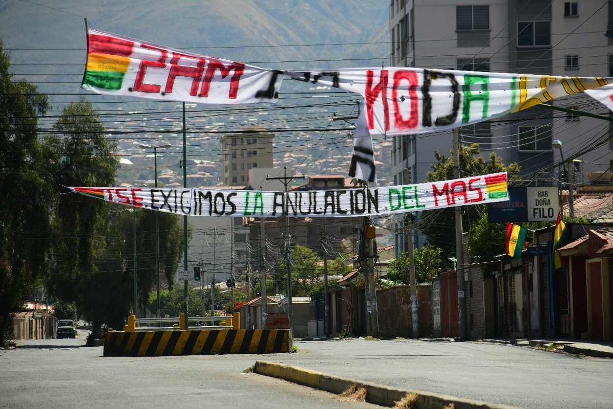 LosTiemposBol's tweet photo. #LTahora #Cochabamba
Pasacalles con diferentes mensajes se encuentran desde la avenida América hasta la avenida Perú.
Fotos: Carlos López-LT https://t.co/gjiRfR32yS