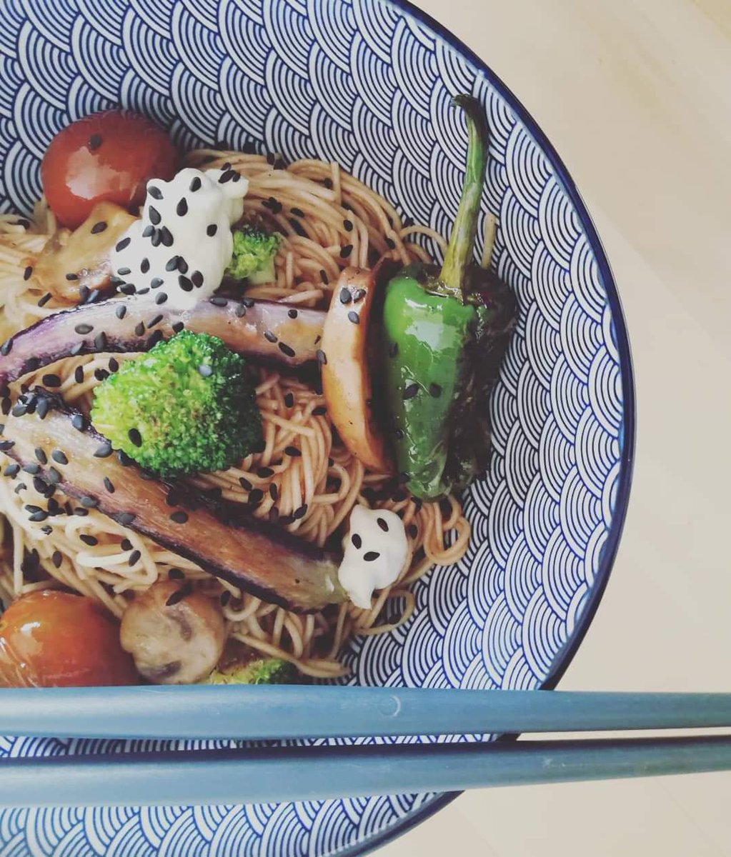 En casa,  cuando no hay ganas de cocinar siempre tiramos de wok. 
Nos encantan las verduras a fuego fuerte, las pastas y las salsas orientales. 
Ahora, en verano, son ideales para no pasar calor. 
A no ser que aliñes con aceite de Sésamo y chilli.....