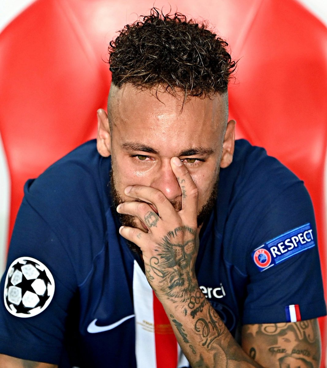 luis_vieira12's tweet photo. As lágrimas de um jogador que podia ser o melhor do mundo mas prefere ficar lesionado todos os anos no carnaval. O Ronaldo jogou um dia depois de saber que o pai tinha falecido. Pequenas diferenças entre um mimado e o melhor de sempre! Menos samba, mais futebol. https://t.co/dnSJ56XfjM