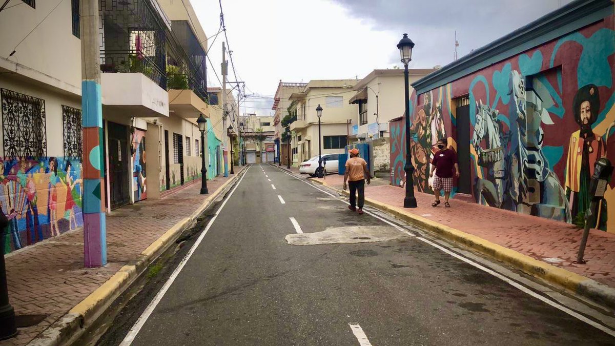 Así está nuestra #CiudadCorazón ahora mismo después del paso de la #TormentaLaura ... LIM-PIE-CI-TA👌🏼 Un arduo trabajo de nuestras brigadas retirando basura, escombros y árboles caídos. 🙌🏽#AlcaldiaDeStgo #SantiagoLimpio ☔️⛈🌪☔️