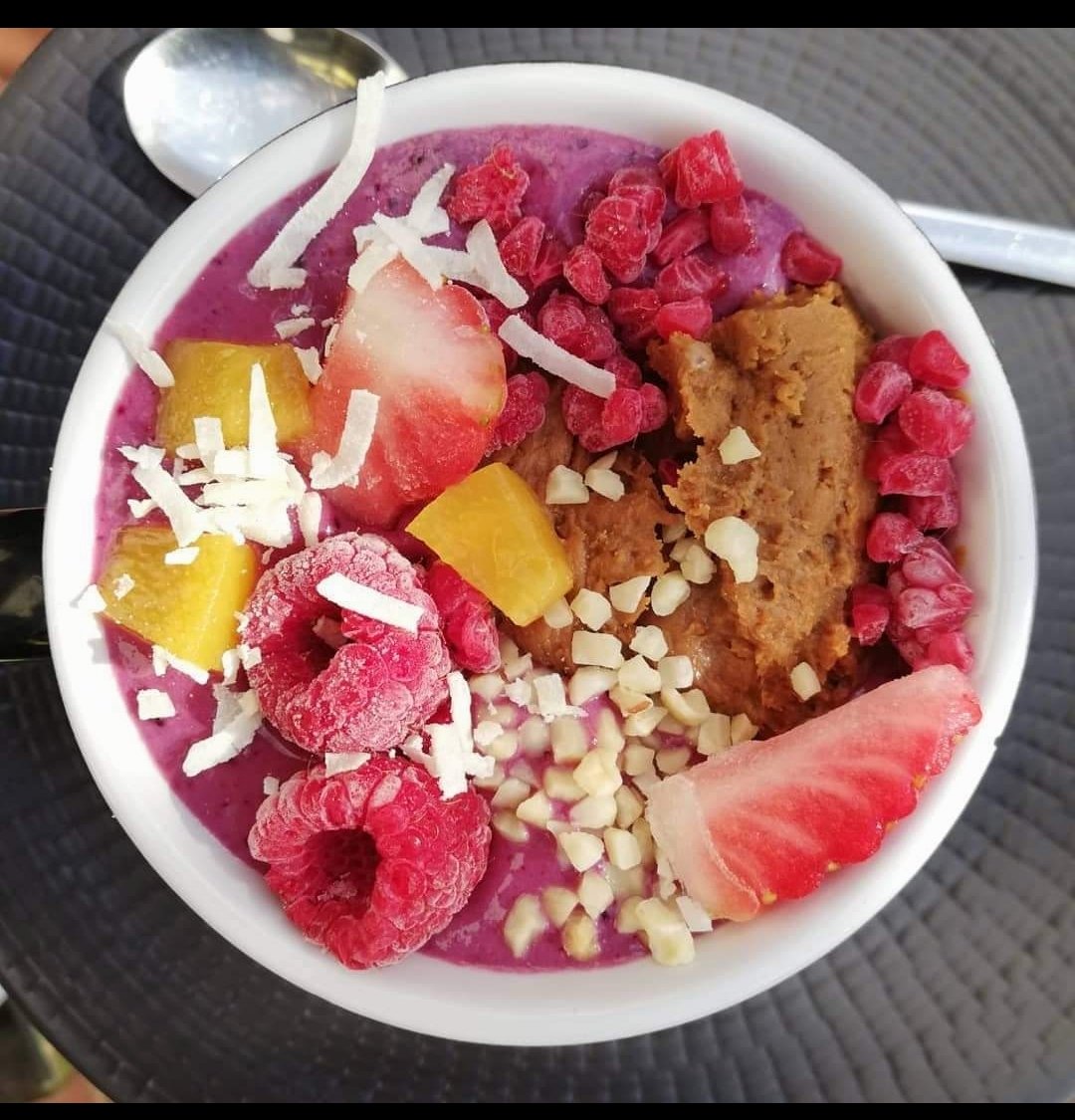 Cuando te preparan estos desayunos amaneces con otro humor. 
Sorpresas mañaneras gordihealthy....
Bol de açai con fruta fresca, almendra y crema Lotus....
💚 Cuando quieras repetimos.