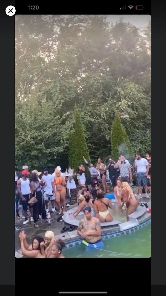 1of2

#HolyStupid ... someone rented a house in #OxfordCT yesterday.. and had a flipping 100+ person pool party .. #Dumb #ItsAPandemic #ThisAintSocialDistancing 

screen grabbed from #OxfordCommunity group post.