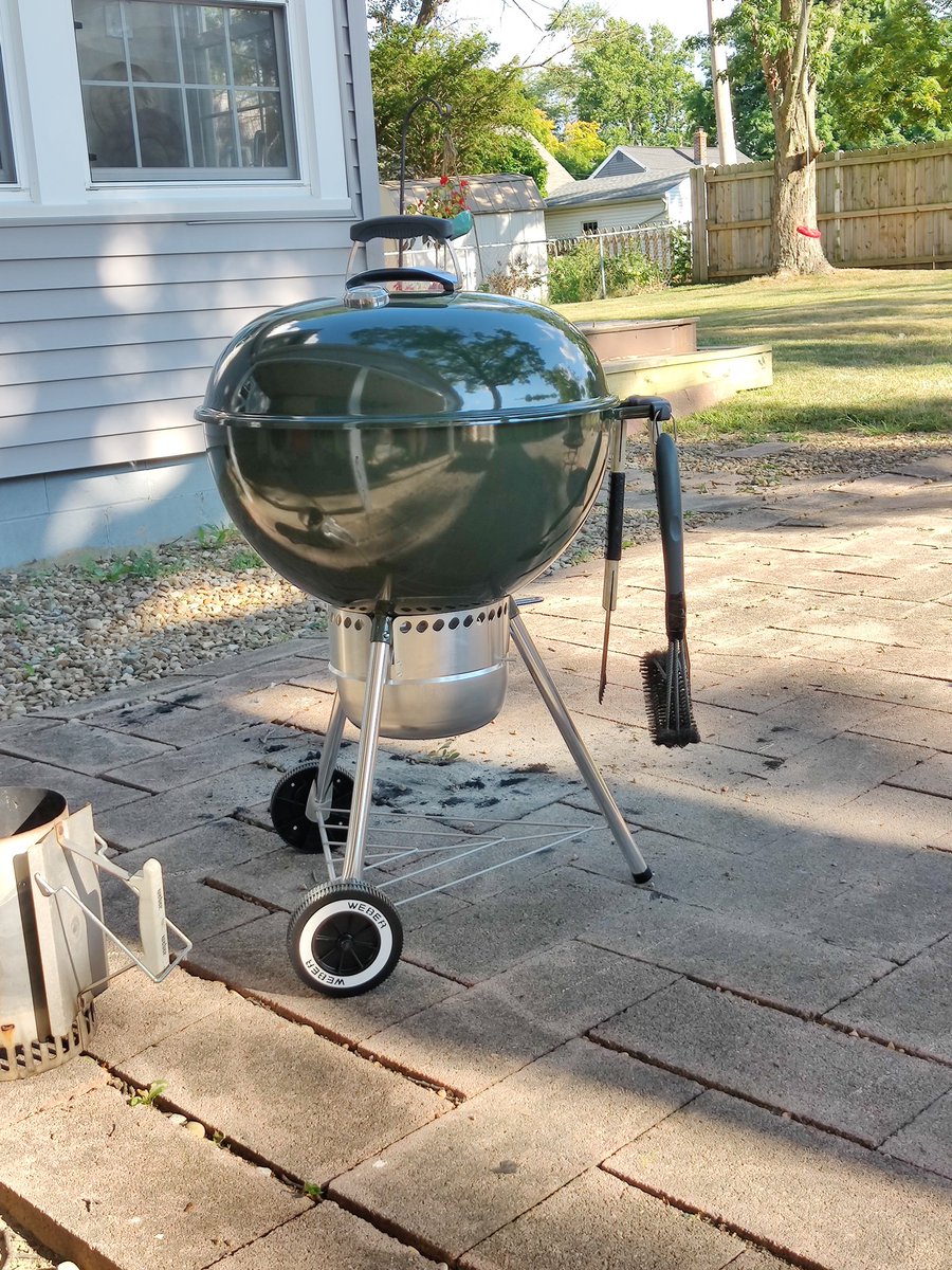 iamryno's tweet photo. Breaking in the new, larger, @WeberGrills tonight. Moved up from 18" to 22" model. #happy #grilling https://t.co/7LPwc8CO7H