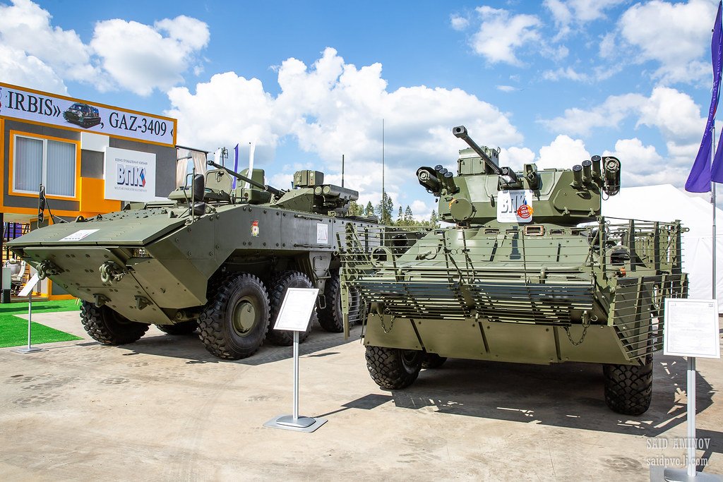 Comparison shot of the K-17 Bumerang and BTR-82AT. Note how much taller the Bumerang is. 36/ https://bmpd.livejournal.com/4120799.html 