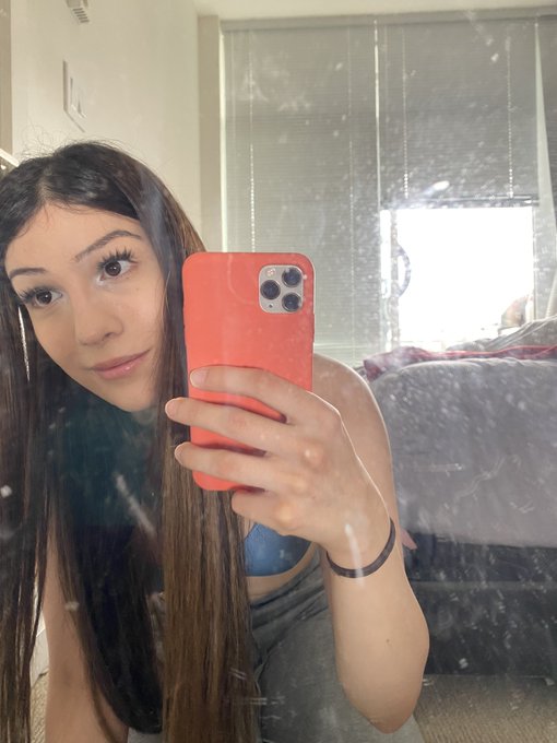 I&rsquo;m not wearing contacts today 👀 what do you think? 😜❤️ https://t.co/Zp6EK9ICFN