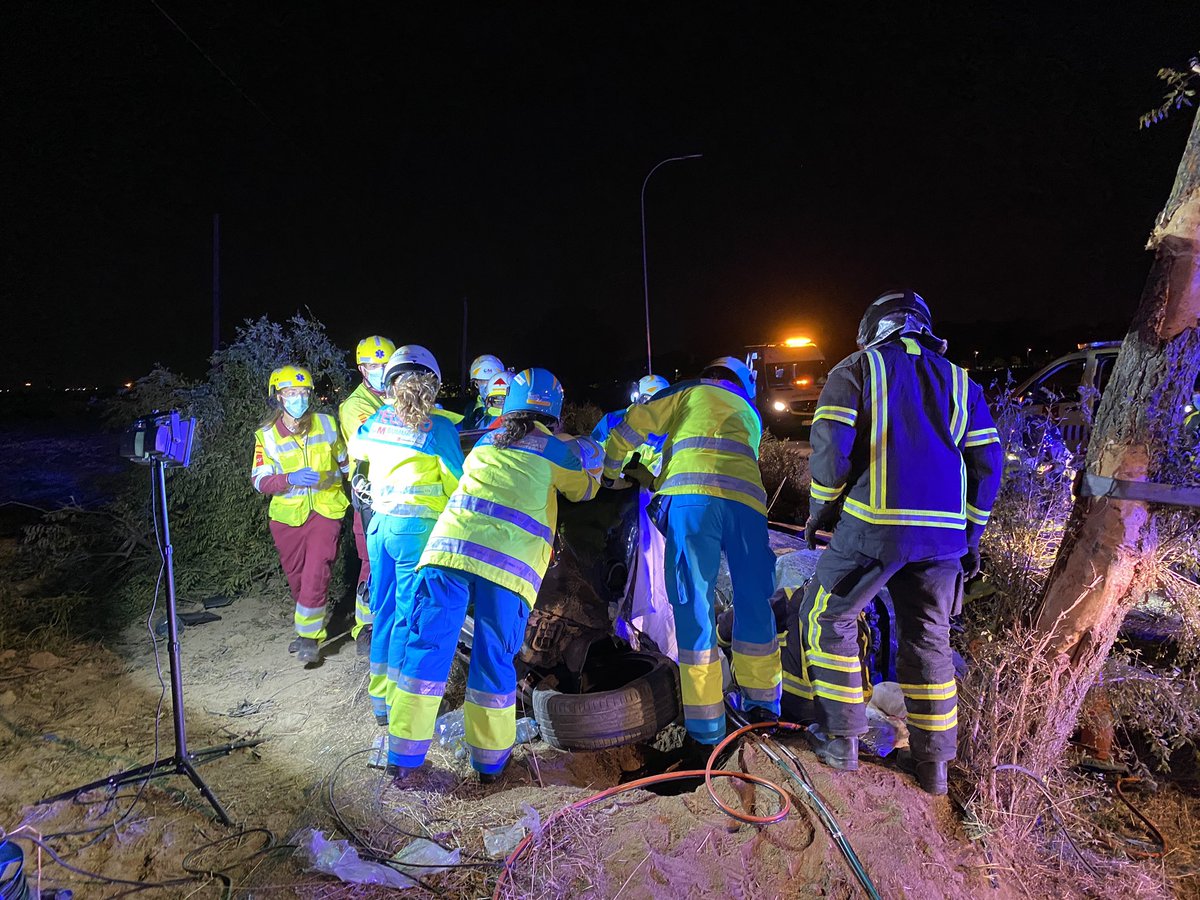 112cmadrid's tweet photo. Accidente de tráfico en Móstoles, en la antigua carretera de Extremadura, km. 20. 
#SUMMA112 confirma fallecimiento de tres personas que viajaban en uno de los dos turismos implicados.
También trasladan a una menor con fracturas en las piernas y pronóstico grave. https://t.co/0uatNVucxU