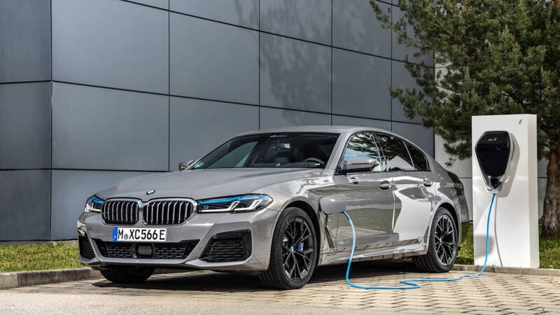 Autocosmos's tweet photo. Descubre el nuevo @BMWMex #545e #xDrive 2021 😎 Es capaz de ofrecer una potencia total de 394 Hp y lograr una aceleración de 0 a 100 km/h en 4.7 segundos 🔥👉 https://t.co/hts2lzKxON https://t.co/ecO42Rhy05