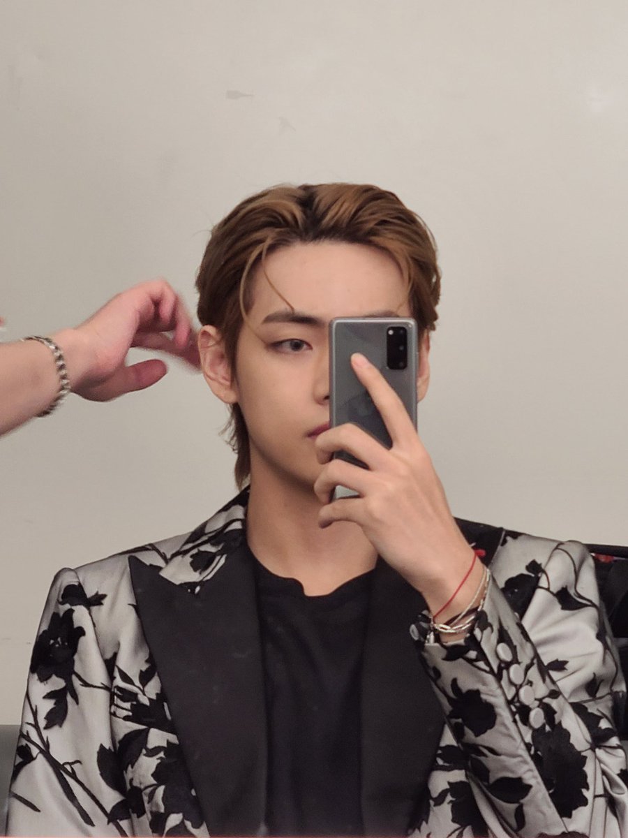 Looks so hot yet soft at the same time like hOW