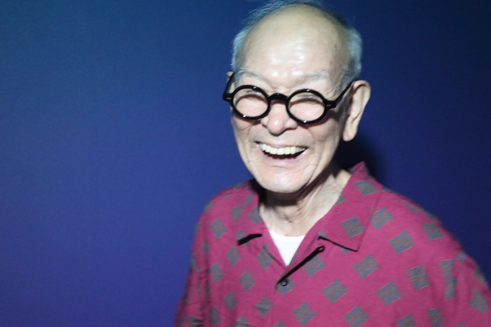 孫の柄シャツを着こなしている...最高にオシャレな、おじいちゃん！