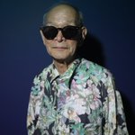 孫の柄シャツを着こなしている...最高にオシャレな、おじいちゃん!