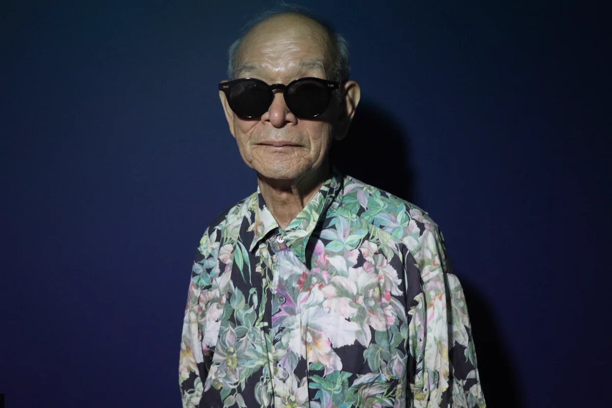 孫の柄シャツを着こなしている...最高にオシャレな、おじいちゃん！