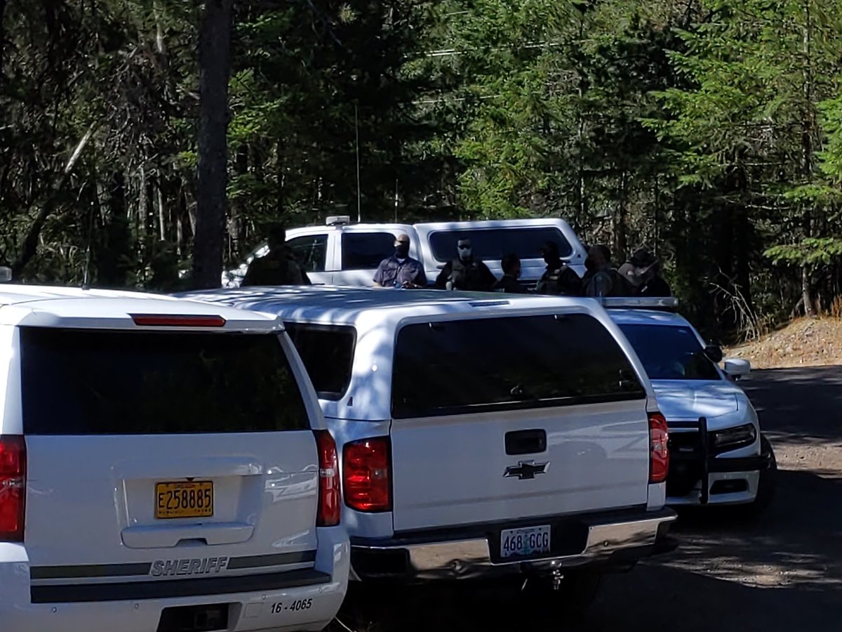 I can see about a dozen officers hanging out in the shade. I wish they'd let me back there. Must be a lot more officers up the road.  #26rd27