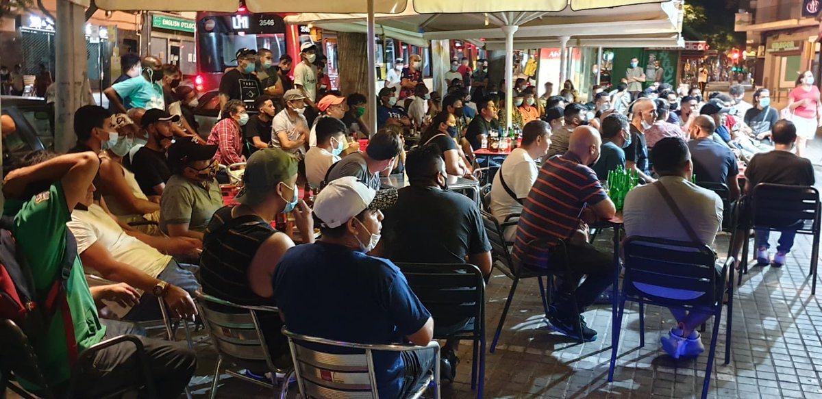 SplCme's tweet photo. La Unidad de Intervención de la Guardia urbana de Hospitalet desaloja un bar en la avenida Masnou por exceso de aforo, incumplimiendo las medidas higiénico sanitarias del covid 19. @nuriamarinlh @pepecastrob @diba https://t.co/FKUhT4GGam
