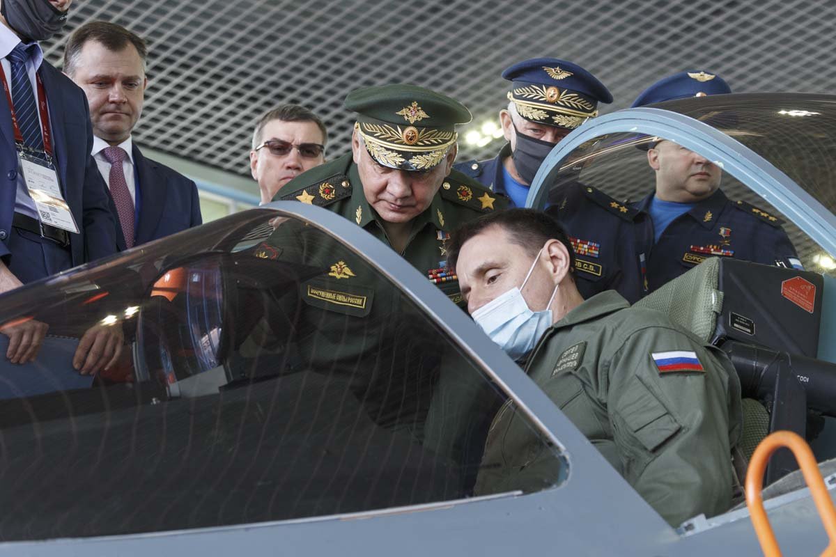 Sergei Shoigu along with Deputy Defense Minister Alexey Krivoruchko, OAK President Yury Slyusar, and VKS commander Sergei Surovikin, inspected the Su-57, Altius and Okhotnik UCAVs, Ka-52K, and Mi-28NM helicopter. 44/ https://vk.com/mil?w=wall-133441491_356807