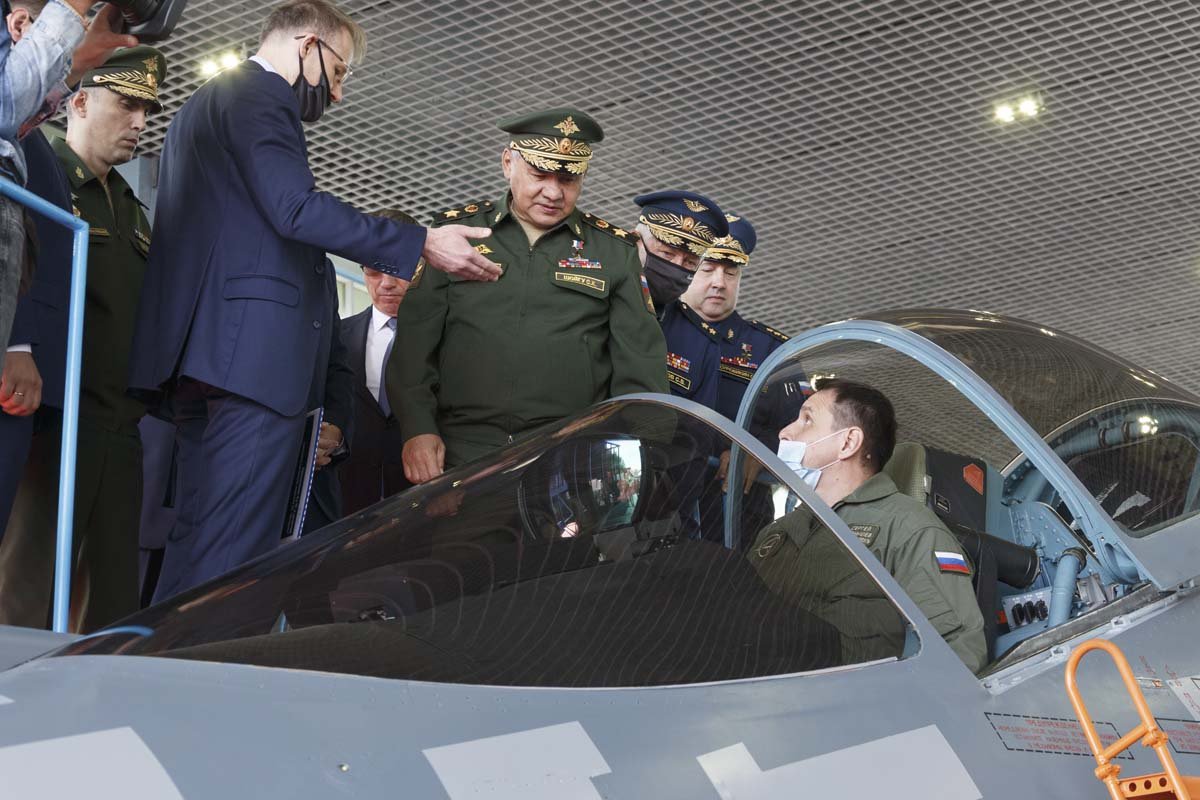 Sergei Shoigu along with Deputy Defense Minister Alexey Krivoruchko, OAK President Yury Slyusar, and VKS commander Sergei Surovikin, inspected the Su-57, Altius and Okhotnik UCAVs, Ka-52K, and Mi-28NM helicopter. 44/ https://vk.com/mil?w=wall-133441491_356807