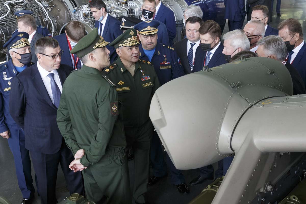 Sergei Shoigu along with Deputy Defense Minister Alexey Krivoruchko, OAK President Yury Slyusar, and VKS commander Sergei Surovikin, inspected the Su-57, Altius and Okhotnik UCAVs, Ka-52K, and Mi-28NM helicopter. 44/ https://vk.com/mil?w=wall-133441491_356807