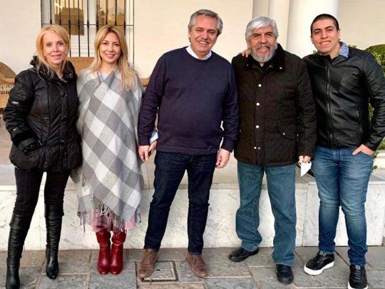 Revuelo por la foto sin distanciamiento ni barbijo de Alberto Fernández y  Hugo Moyano en Olivos - LA NACION