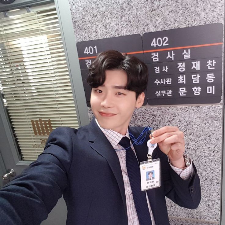 Lee Jong Suk 10/10 Como podem ver um pé proporcional, limpinho, cheirosinho pois eu mesma já cheirei. As unhas cortadinhas e limpas, não parece pé fovero desidratado, pois é perfeito da cabeça aos pés!