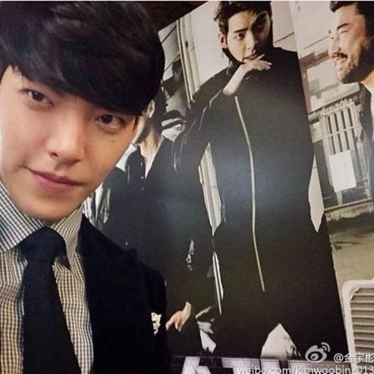 Kim Woobin 6.5/10 Pé mediano, sem muito o que criticar, só nao me agradou aos olhos. Tem o dedinho ali mutante maior que os outros, mas é o charme dele!!! A manicure em dia aparentemente tudo nos conformes. Da pro gasto!