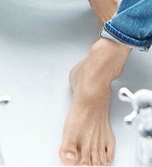 Song Joong Ki 7/10Razoável né amigas, nada de extraordinário nesse pé. As unhas broxantezinhas mas confio na song Hye kyo que casou com este homem com este pé, então vamo q vamo.